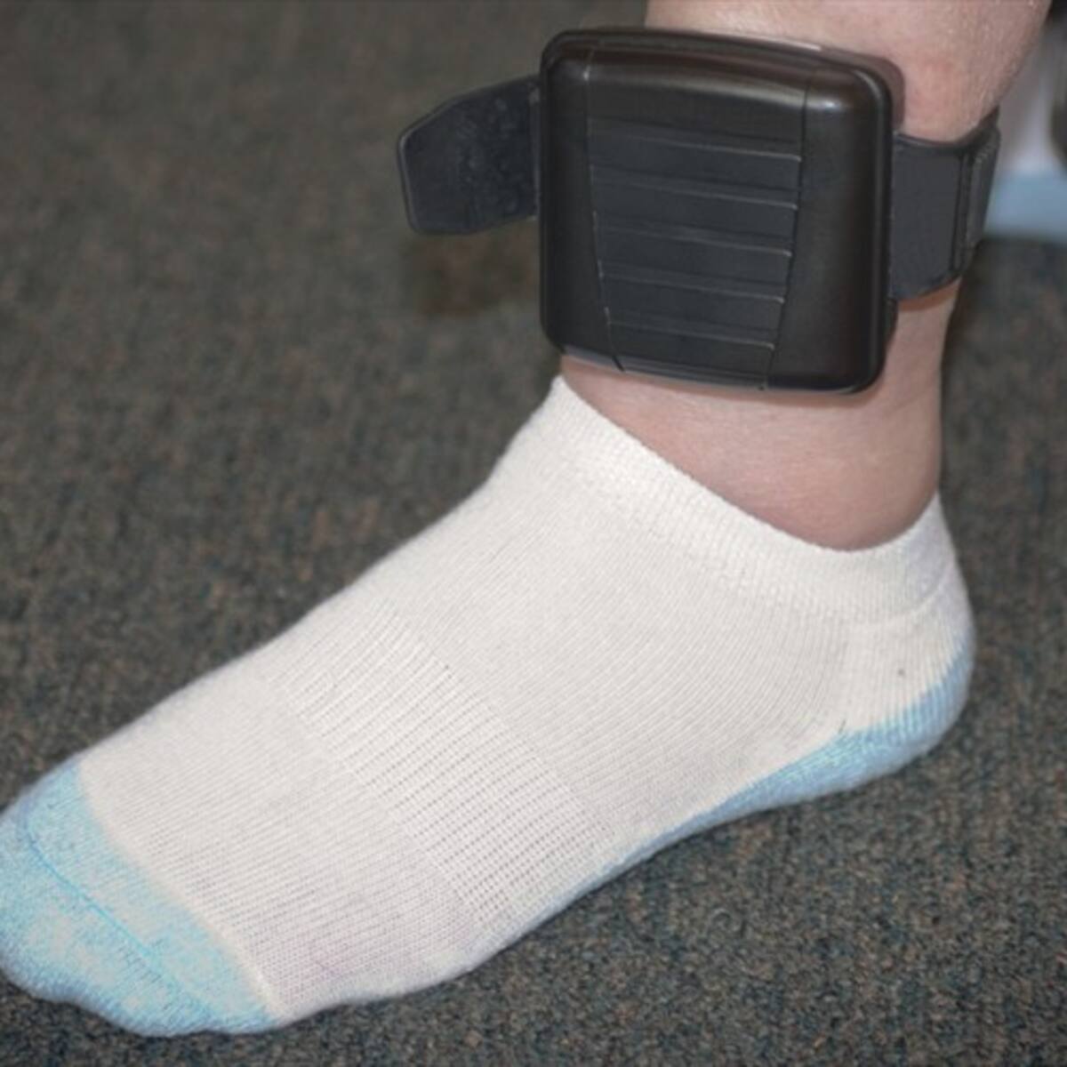 Abren indagación contra la Uspec por presuntas fallas en contrato de brazaletes electrónicos