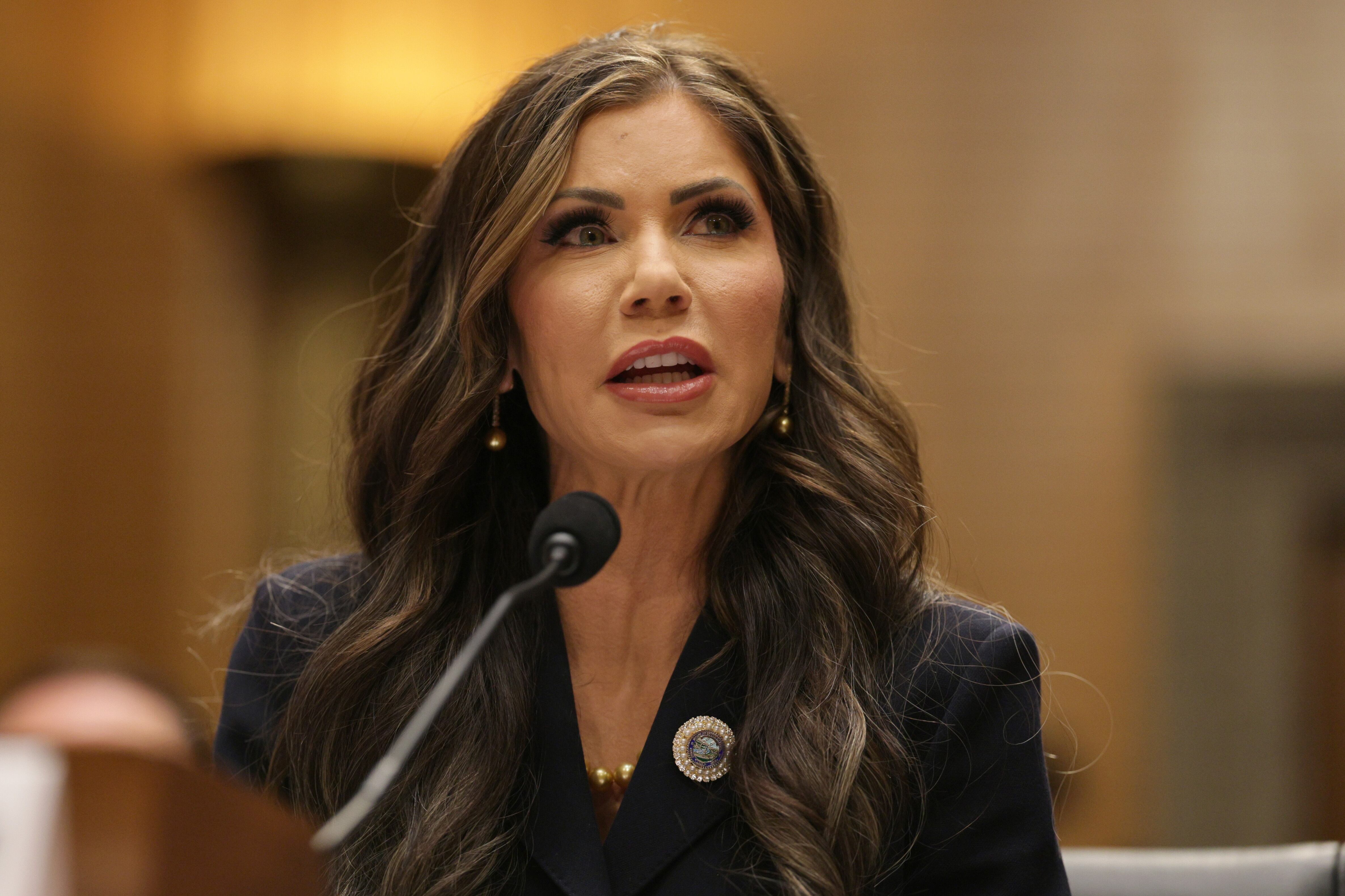 EA5851. BOGOTÁ (COLOMBIA), 23/06/2025.- Fotografía de archivo del 17 de enero de 2025 de la gobernadora de Dakota del Sur, Kristi Noem, en su juramento como directora del Departamento de Seguridad Nacional por parte del presidente electo Donald Trump, en Washington (EEUU). Noem, inicia este martes un viaje de tres días por Panamá, Costa Rica, Honduras y Guatemala en el que estrechará lazos con las autoridades de esos países. EFE/EPA/ Allison Dinner