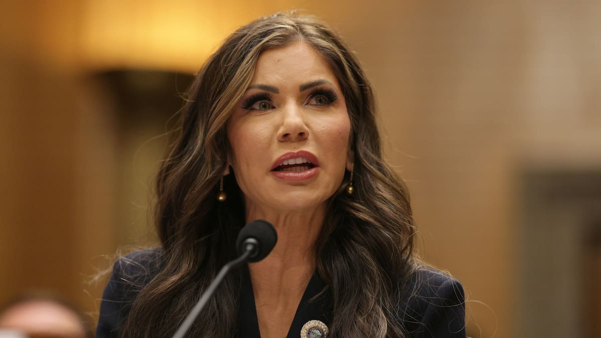 Secretaria de Seguridad de EE.UU. viaja a Panamá y supervisa vuelo de repatriación a Colombia