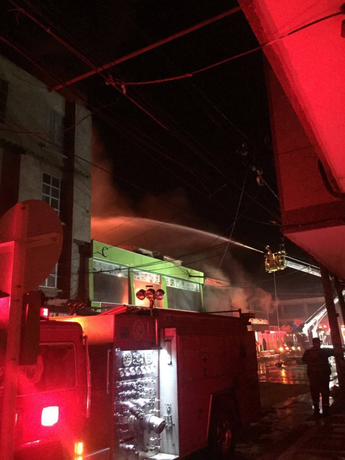 La situación se inició a la 1:00 de la madrugada y es atendida por lo menos con cuatro unidades del Cuerpo de Bomberos de la ciudad.