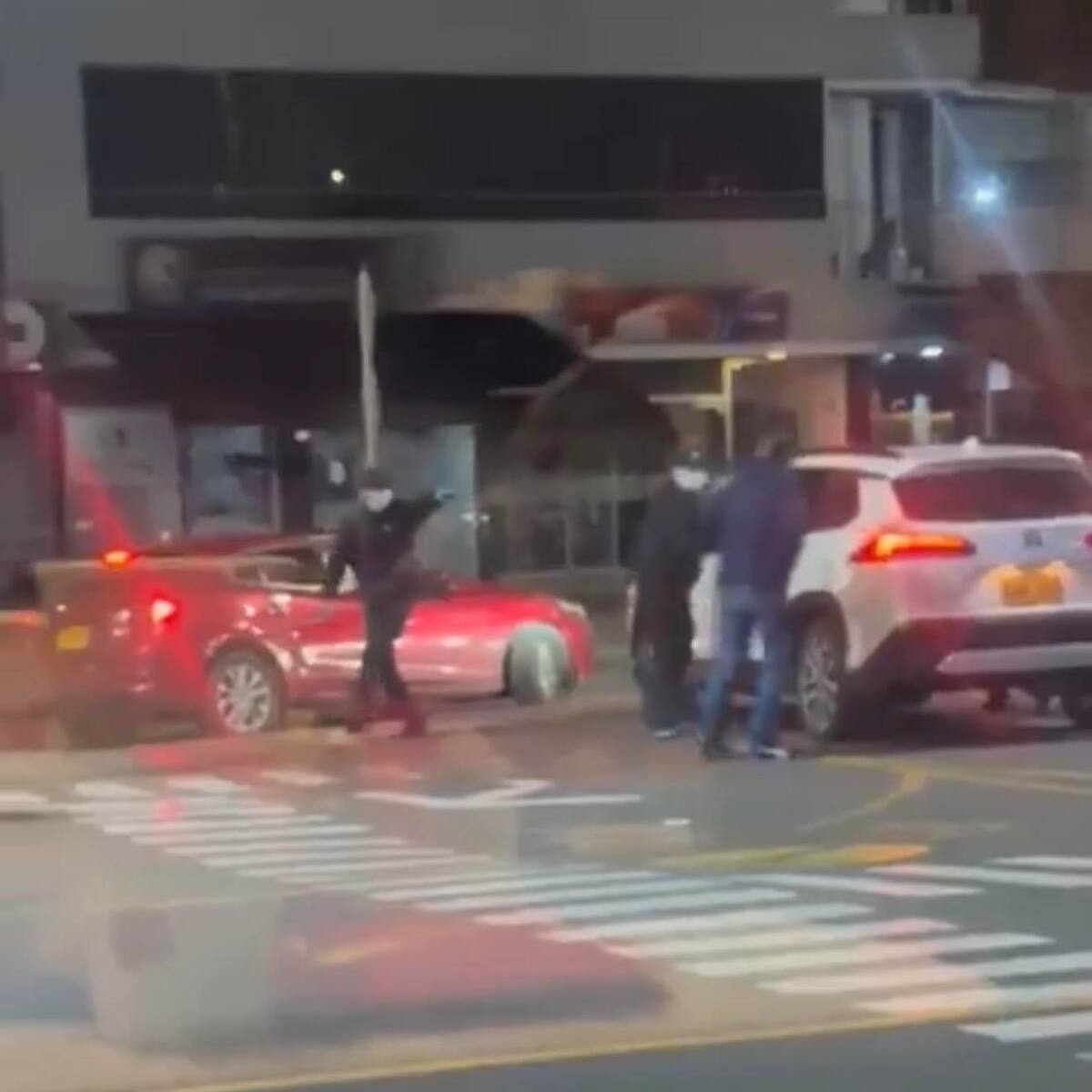 Ante los ojos de decenas de personas, delincuentes armados roban camioneta en el norte de Bogotá