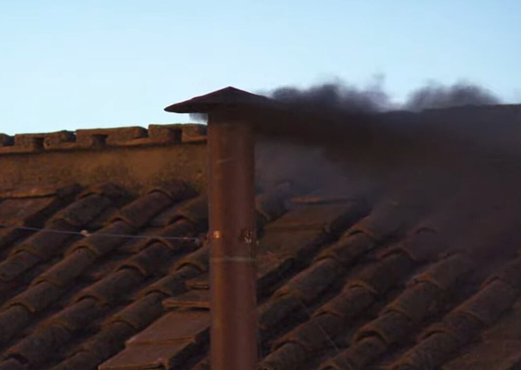 Humo negro en la chimenea de la Capilla Sixtina. Foto: Vatican News