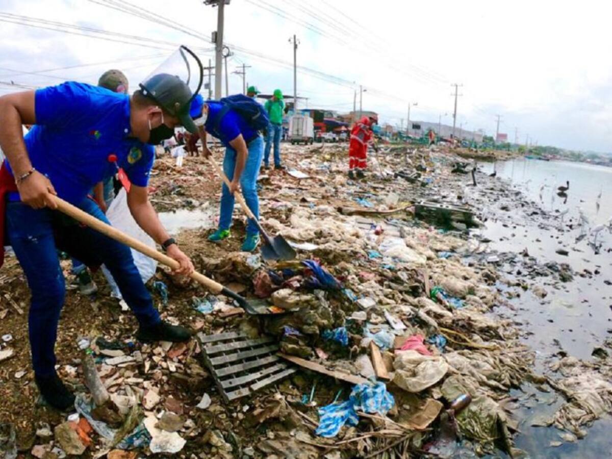 8 toneladas de basura se recogieron en la Barretón por Bazurto en Cartagena