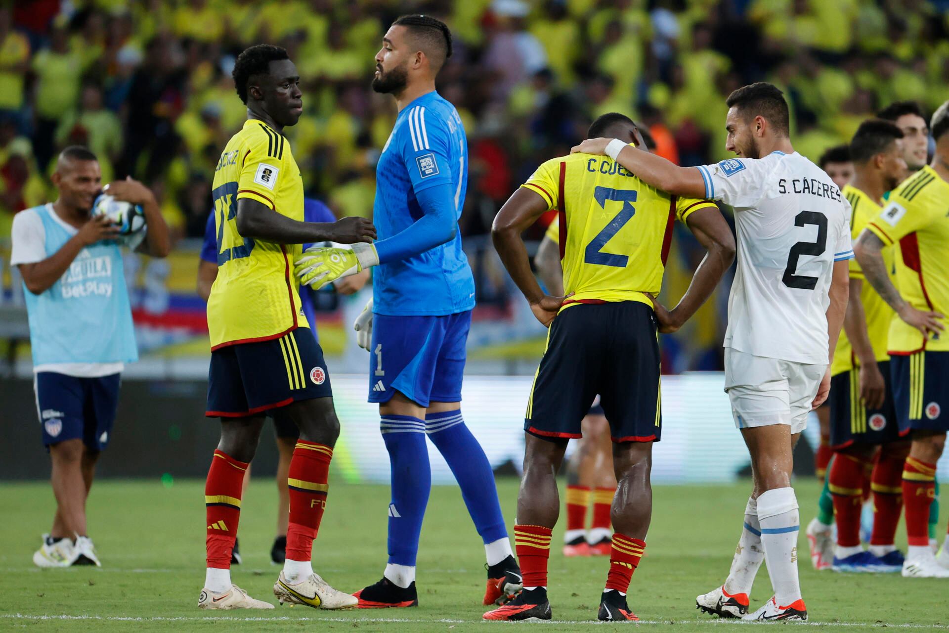 AMDEP419. BARRANQUILLA (COLOMBIA), 12/10/2023.- Carlos Cuesta (2-d) de Colombia y Sebastián Cáceres (d) de Uruguay al final hoy, de un partido de las Eliminatorias Sudamericanas para la Copa Mundial de Fútbol 2026 entre Colombia y Uruguay en el estadio Metropolitano en Barranquilla (Colombia). EFE/ Mauricio Dueñas Castañeda