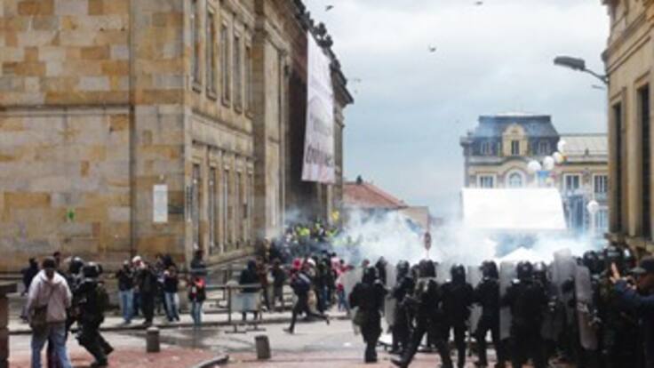Los candidatos presidenciales Pardo y Petro resultaron afectados por los disturbios en la Plaza de Bolívar