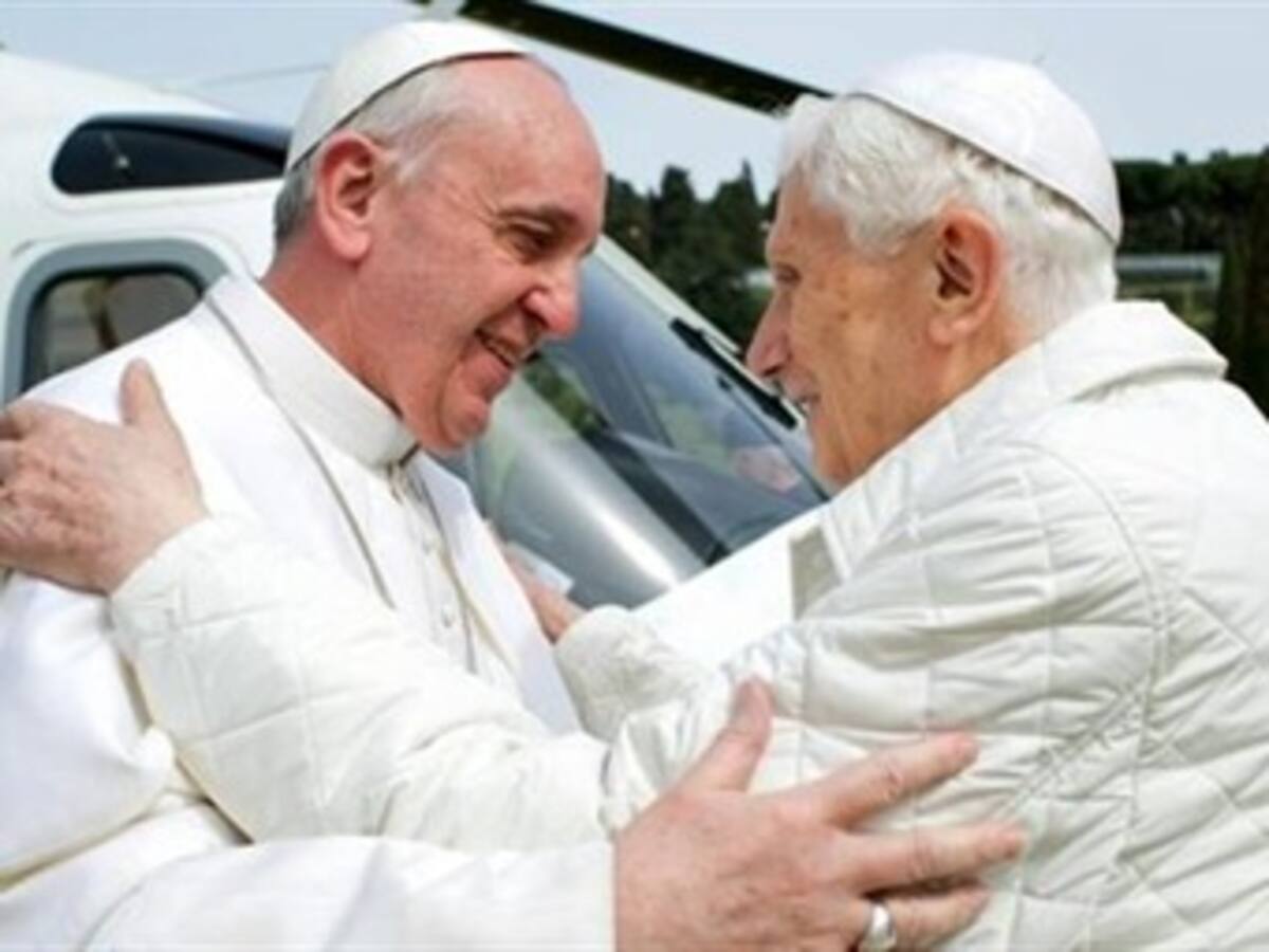 El papa Francisco recibió personalmente a Benedicto XVI en el Vaticano