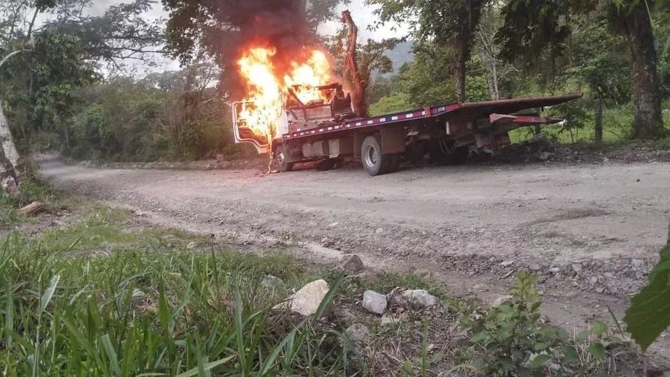 Autoridades investigan incidente donde un vehículo fue incendiado tras un presunto servicio de grúa falso.