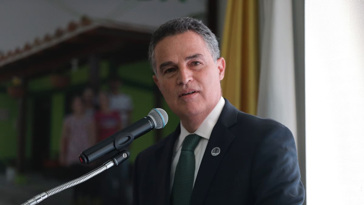 Me preocupa la falta de comunicación del presidente con muchos gobernadores: Aníbal Gaviria