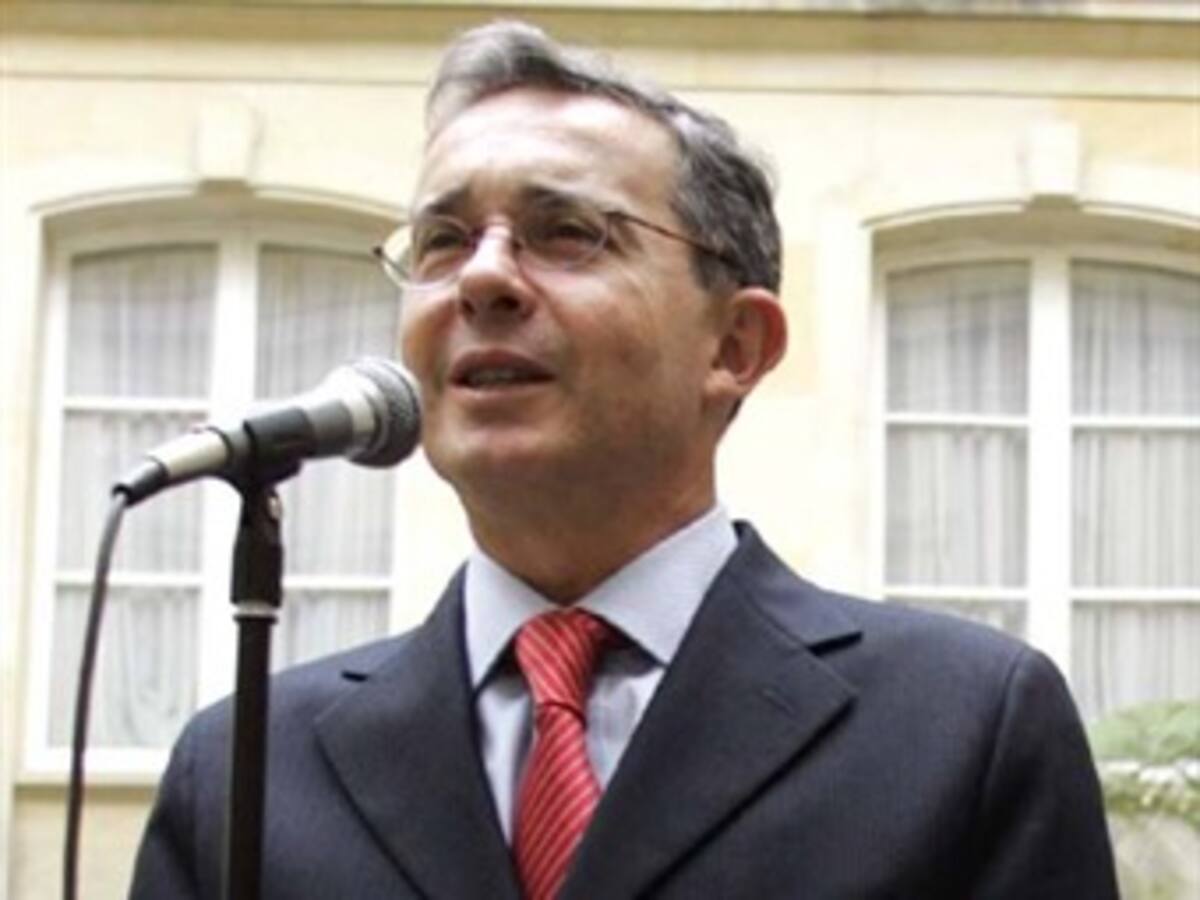 Premiarán al ex presidente Álvaro Uribe por su trayectoria