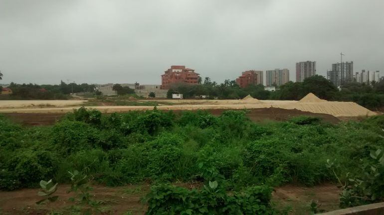 Los vecinos del conjunto residencial Los Cocales en Villa Campestre atribuyen a esta construcción las inundaciones, que se vienen presentado en los últimos aguaceros, debido al desvío de varios arroyos.