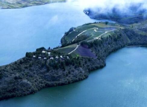 En una de las penínsulas del Lago de Tota en Boyacá, se encuentra el complejo turístico Entre Islas Lodge, el cual se habría construido en zona protegida / Foto - Web.
