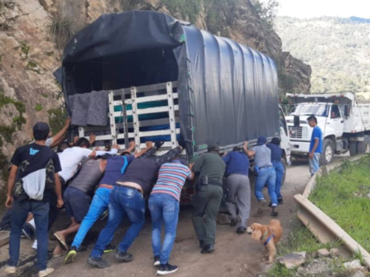 VIDEO: Ayudaron a camionero varado y no se perdió nada de la carga