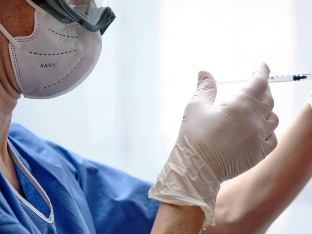 ¿Por qué debo esperar 3 meses para vacunarme después de un contagio?