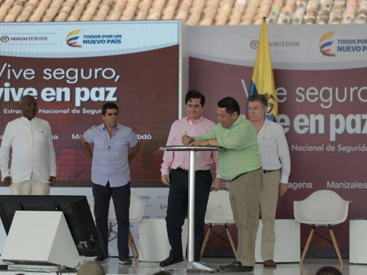 Presidente Santos y alcalde Duque firmaron convenio para cobertura total en cámaras