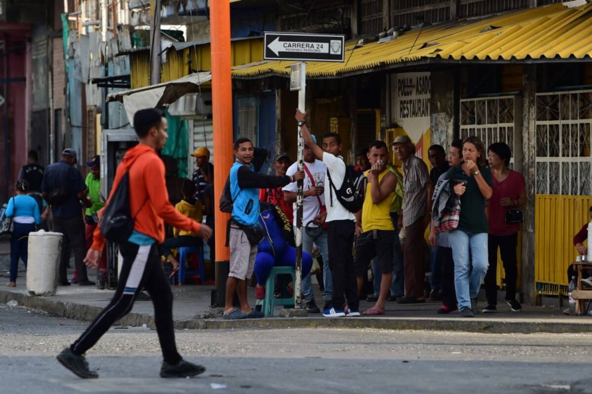 “El presidente Maduro ha decidido por el día de hoy suspender las clases y las jornadas laborales, tanto públicas como privadas, con el objetivo de poder facilitar las labores de recuperación del servicio eléctrico”, manifestó la vicepresidenta.