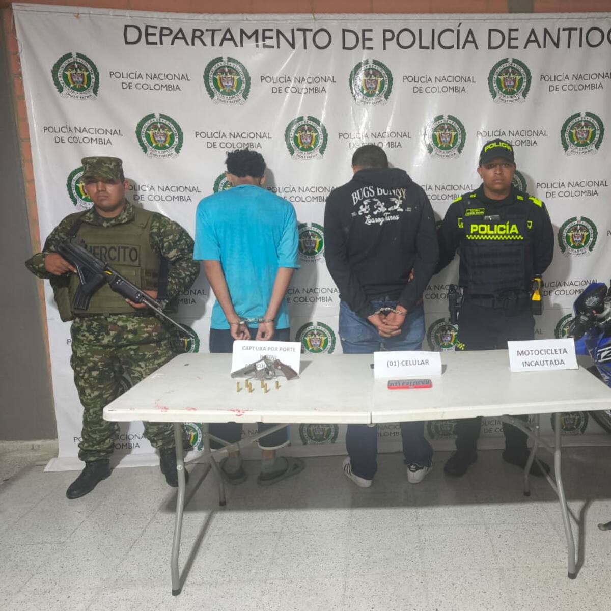 Dos hombres que intentaban robar un bus de servicio público fueron capturados; uno está herido