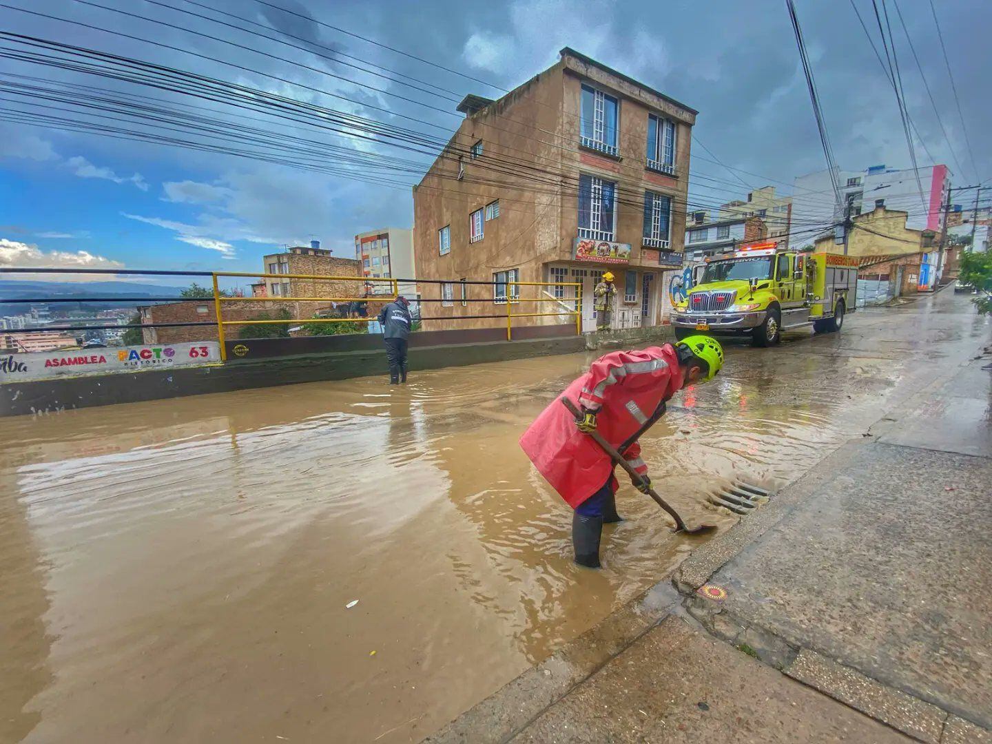 Ante las lluvias súbitas, los bomberos pidieron que los conductores transiten con precaución, para evitar caer en alcantarillas sin tapa o provocar accidentes de tránsito