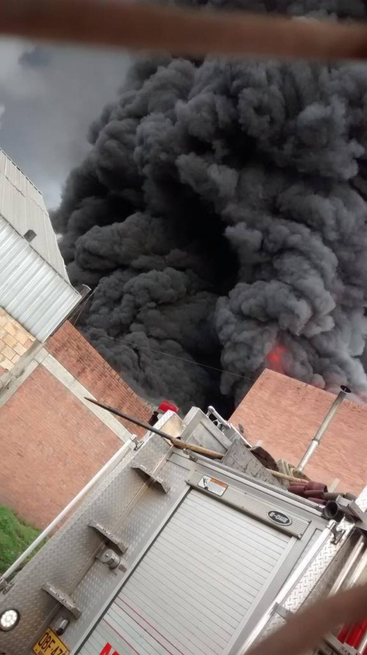La conflagración afectó los vuelos en el aeropuerto El Dorado, por las capas de humo que se concentraron. Por fortuna no hay víctimas.