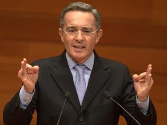 Cuatro generales declararán en investigación formal al expresidente Uribe por caso Santoyo