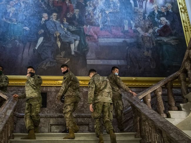 Tropas de la Guardia Nacional recorren el Capitolio tras el ataque ocurrido el 6 de enero. 