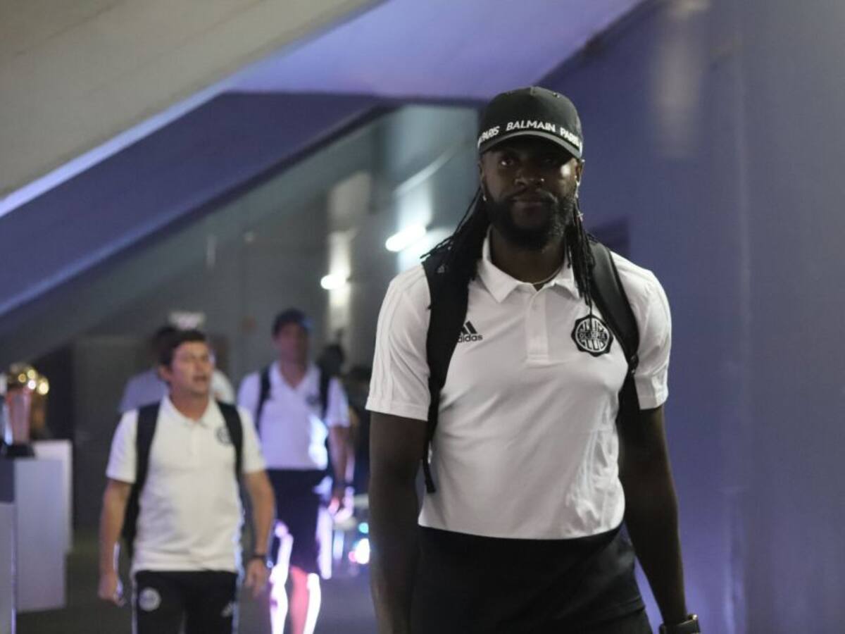 Emmanuel Adebayor debutó con el Olimpia en el Superclásico paraguayo