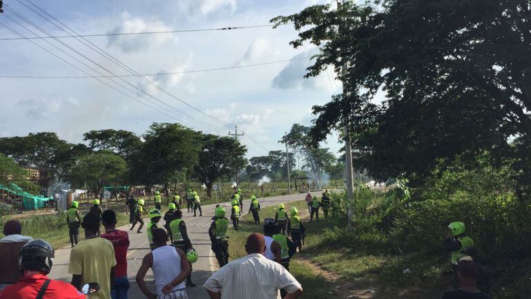 Los manifestantes en Manatí por la suspensión de las fiestas se enfrentaron con la Policía.