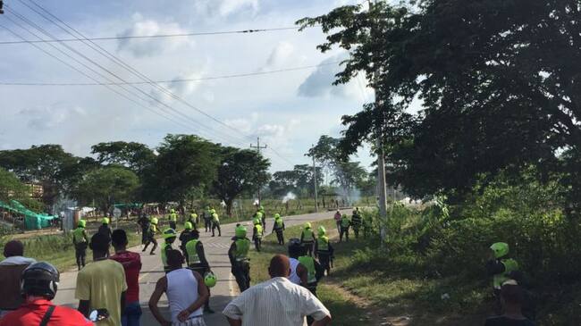 Los manifestantes en Manatí por la suspensión de las fiestas se enfrentaron con la Policía.