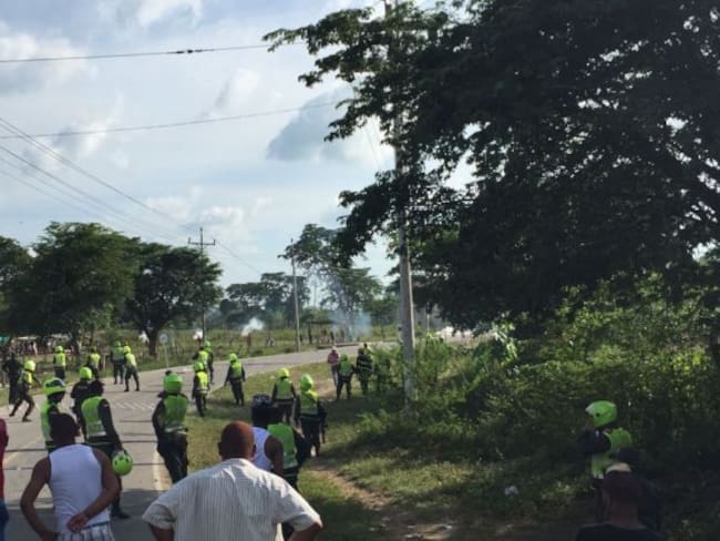 Los manifestantes en Manatí por la suspensión de las fiestas se enfrentaron con la Policía.