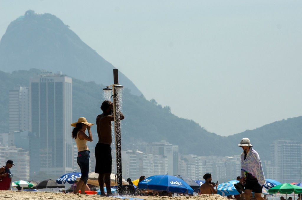 Imagen de referencia de bañistas en la playa de Copacabana, en Río de Janerio, Brasil  
(Photo by Tercio TEIXEIRA / AFP) (Photo by TERCIO TEIXEIRA/AFP via Getty Images)