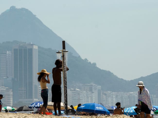 Imagen de referencia de bañistas en la playa de Copacabana, en Río de Janerio, Brasil  
(Photo by Tercio TEIXEIRA / AFP) (Photo by TERCIO TEIXEIRA/AFP via Getty Images)