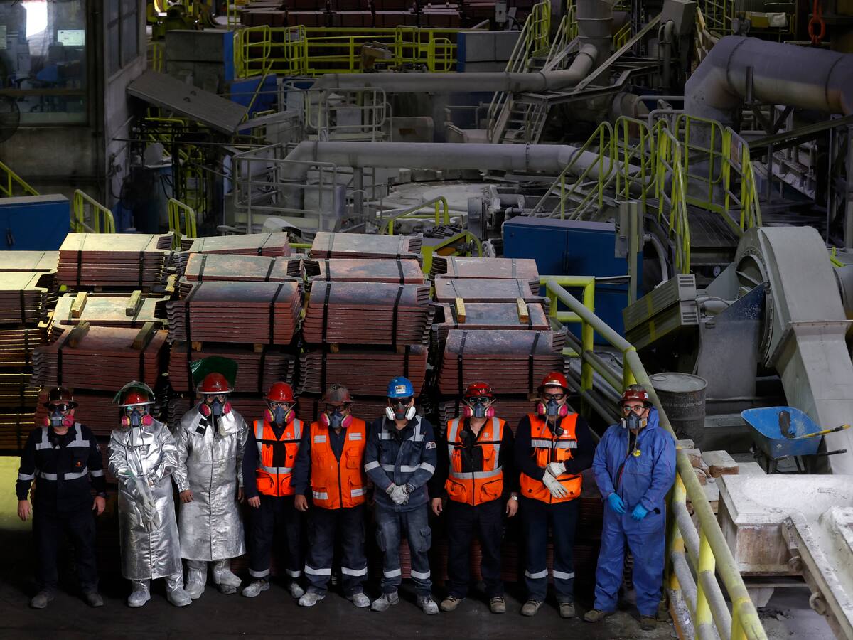 Chile paraliza las actividades de importante mina de cobre para rescatar a mineros atrapados