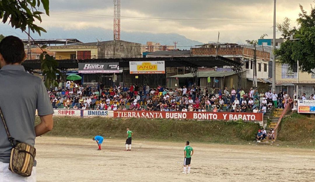 Así estuvo la cancha del barrio Ciudad Dorada en Armenia durante un partido de fútbol