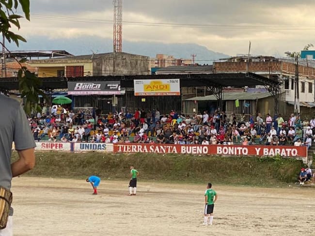 Así estuvo la cancha del barrio Ciudad Dorada en Armenia durante un partido de fútbol