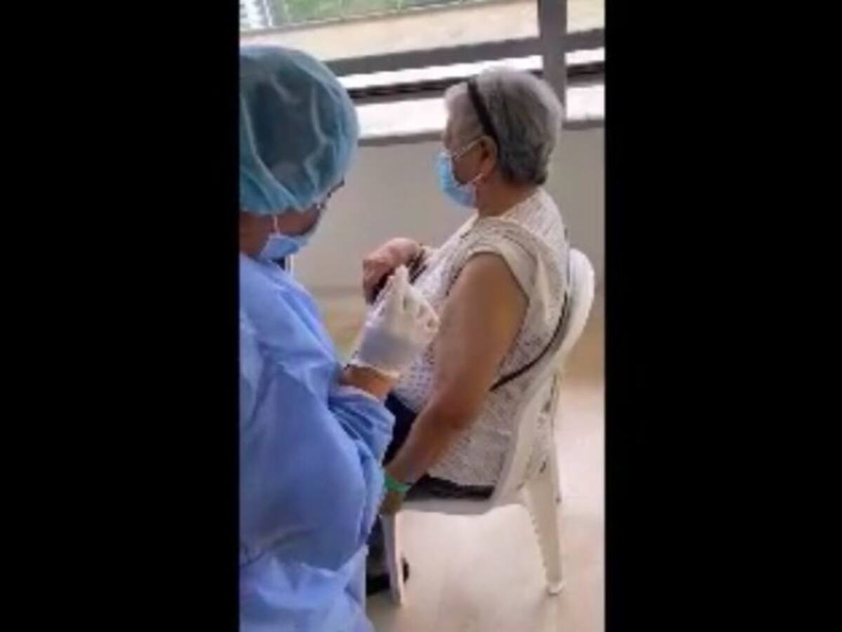 Nieta de abuela que le aplicaron vacuna vacía: "Dijeron que era simulacro"