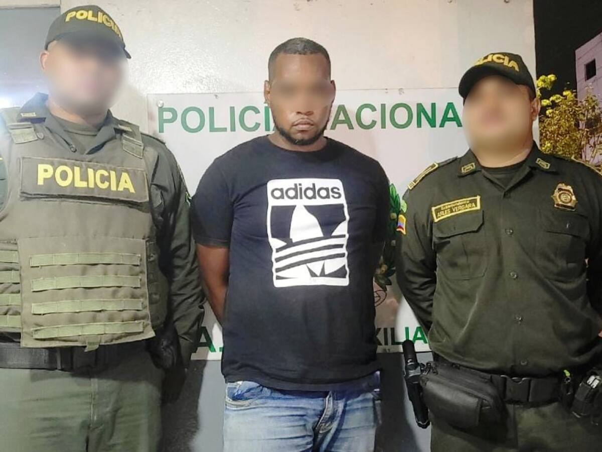 Taxista fue capturado con una pistola semiautomática al parecer utilizada en un atraco