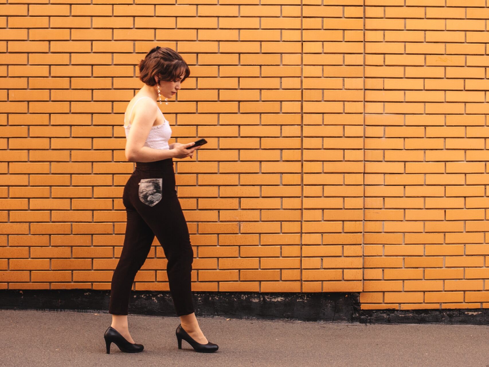 Mujer caminando arrastrando los pies (Gettymages)