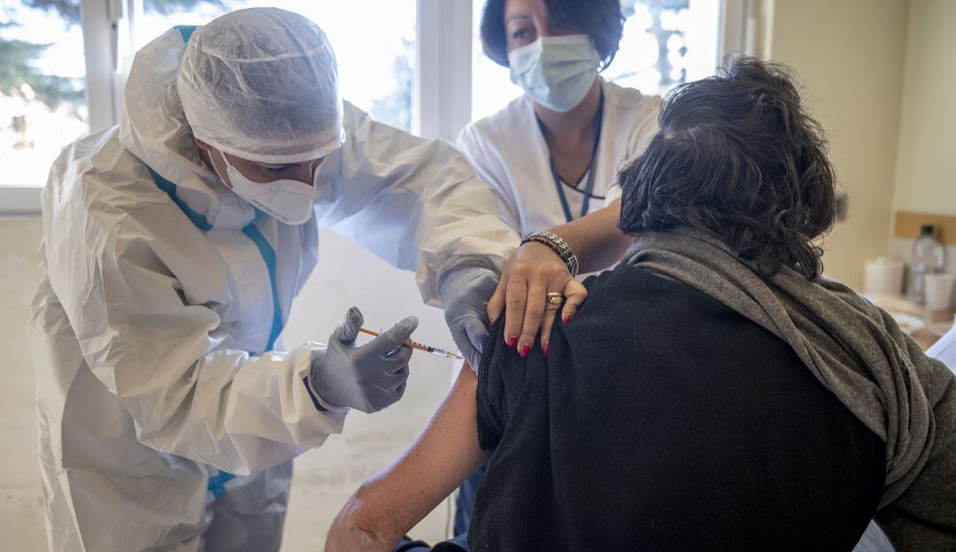 Un hombre de la tercera edad recibe la primera dosis de la vacuna contra el coronavirus en Europa.