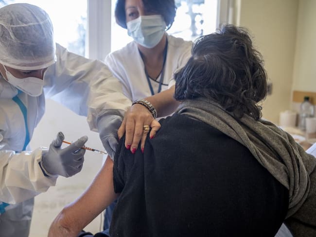 Un hombre de la tercera edad recibe la primera dosis de la vacuna contra el coronavirus en Europa.