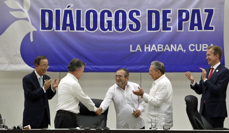 El líder de las Farc, Rodrigo Londoño Echeverri, alias "Timochenko", junto a los presidentes de Cuba, Raúl Castro, y de Colombia, Juan Manuel Santos, al ministro noeruego de Exteriores, Borge Brende, y al secretario general de la ONU, Ban Ki-moon, en La Habana (Cuba)