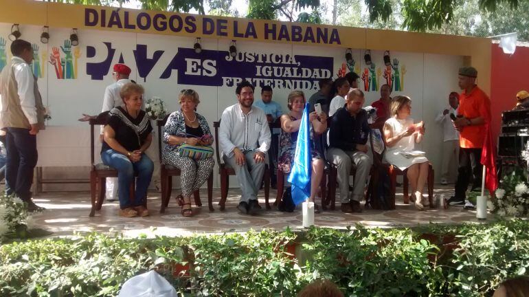 El senador Iván Cepeda durante la concentración en el Rincón Latino de apoyo al proceso de paz