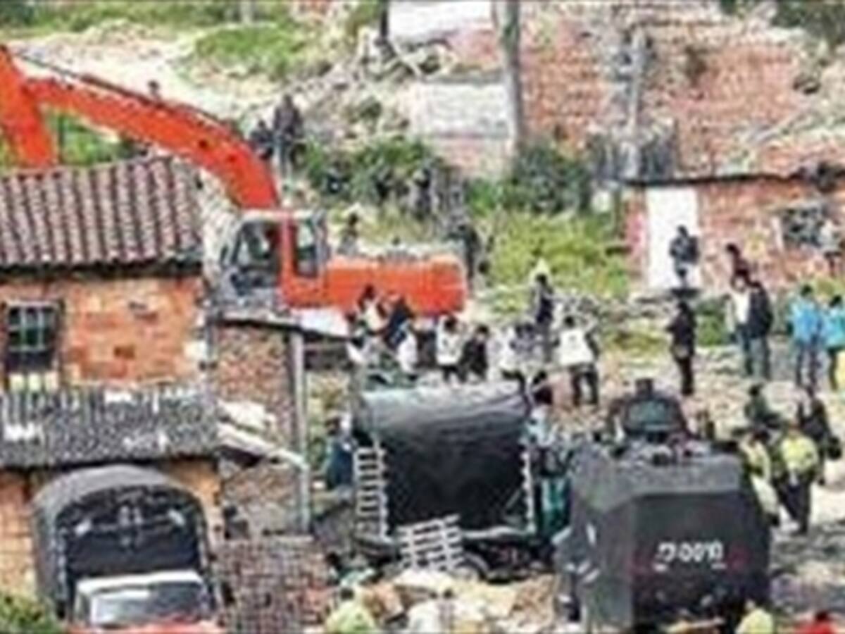 "Los Tierreros" siguen cobrando ilegalmente por lotes en Bogotá