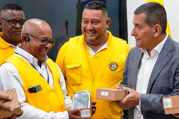 Taxistas de Cartagena reciben los primeros radios inteligentes del Distrito