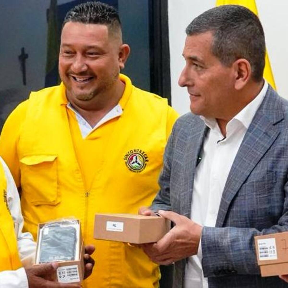 Taxistas de Cartagena reciben los primeros radios inteligentes del Distrito