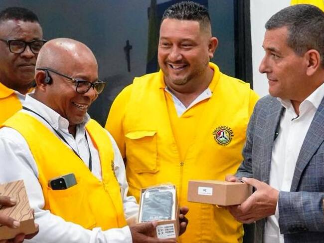 Taxistas de Cartagena reciben los primeros radios inteligentes del Distrito