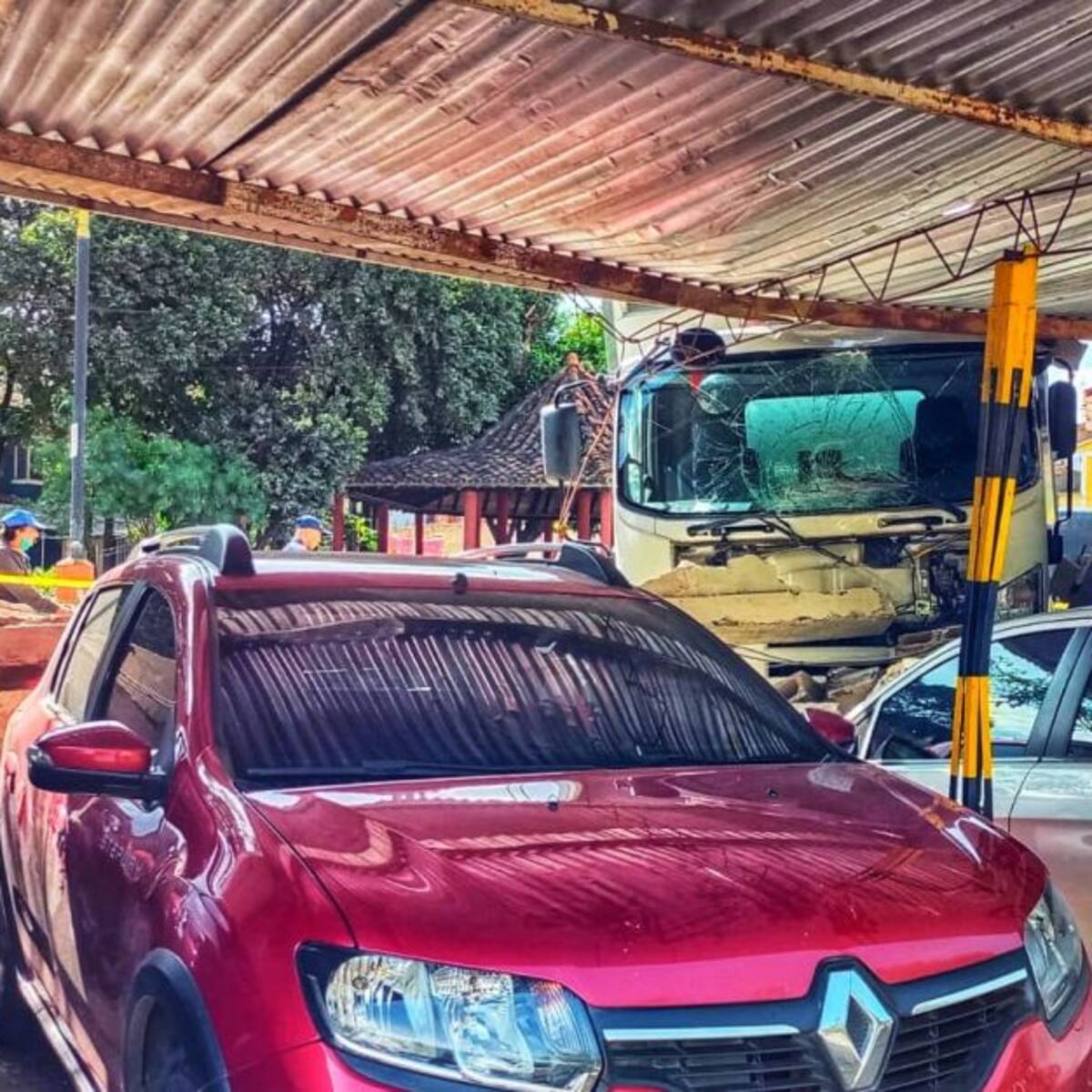 Cinco carros dañados por choque en parqueadero