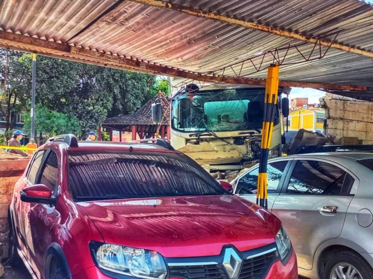 Cinco carros dañados por choque en parqueadero
