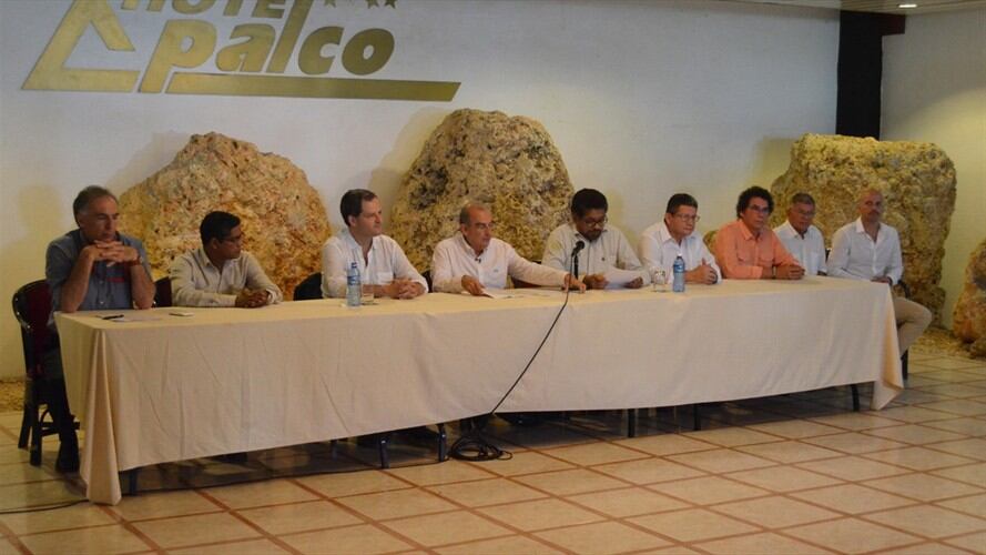 El jefe negociador del Gobierno, Humberto de la Calle (c) junto a los jefes negociadores de las Farc. Foto: Agencia EFE