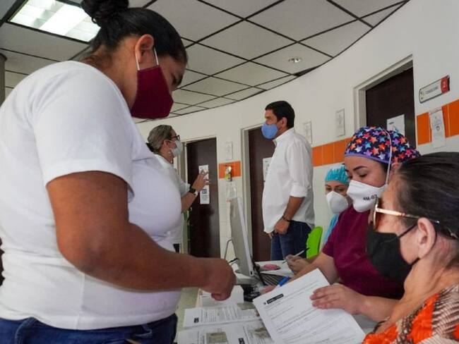 10 mil dosis de vacunas al día esperan aplicar en Santander