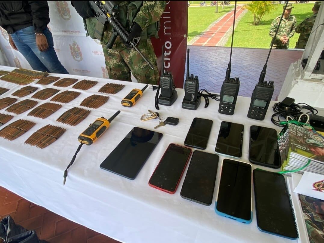 En la acción fueron incautados fusiles de diferente tipo y calibre, armas de corto alcance, abundante munición, dispositivos de comunicación, publicidad alusiva al grupo armado. Foto: Ejército