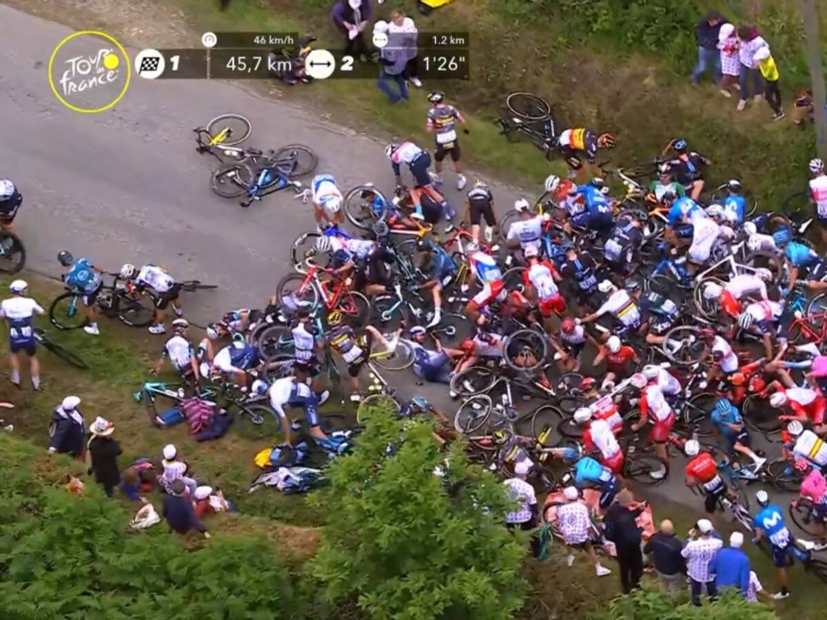 El cartel de un aficionado que produjo una impresionante caída en el Tour